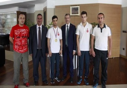 Güreşçiler Şahinbey Belediye Başkanı Mehmet Tahmazoğlu’nu ziyaret etti.