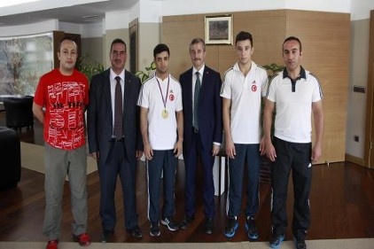 Güreşçiler Şahinbey Belediye Başkanı Mehmet Tahmazoğlu&#8217;nu ziyaret etti.