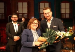 Güvenç, iki saat sahnede kaldı