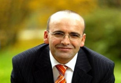 Güya memura kayak yapıyor!