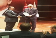 Güzel, ödülünü Erdoğan’ın elinden aldı