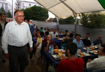 Güzelbey üniversite öğrencileri ile iftar açtı
