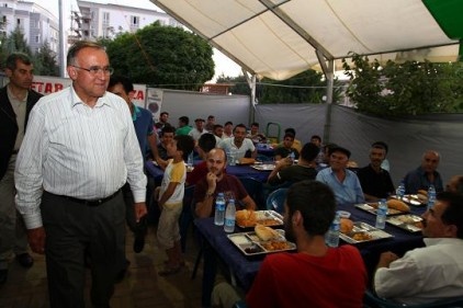 Güzelbey üniversite öğrencileri ile iftar açtı 