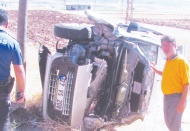 Hafif ticari araç takla attı