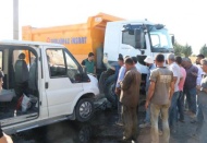 Hafriyat kamyonu ile işçi servisi çarpıştı: 5 yaralı 