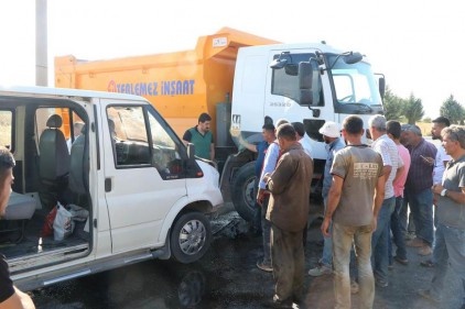 Hafriyat kamyonu ile işçi servisi çarpıştı: 5 yaralı 
