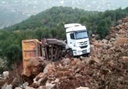 Hafriyat yüklü kamyon kayalıklara uçtu