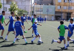 Haftanın üç günü futbol oynuyorlar