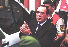 "Hakaret, tehdit, kötü söz kimden gelirse, kime karşı yapılırsa bu yanlıştır, doğru değildir"