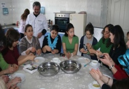 Hakim ve savcı eşlerine Antep yemekleri öğretildi