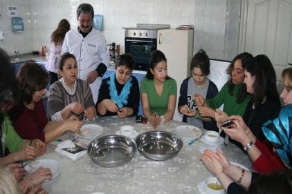 Hakim ve savcı eşlerine Antep yemekleri öğretildi