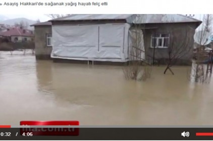 Hakkari&#039;de sağanak yağış hayatı felç etti