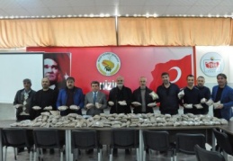 Hal esnafı askere fıstık gönderdi