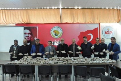 Hal esnafı askere fıstık gönderdi