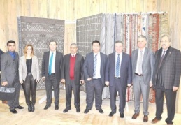 Halı fuarında son teknoloji makineleri inceliyorlar