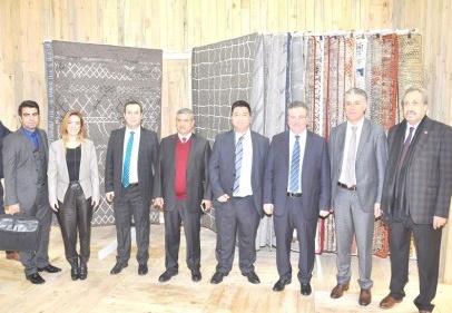 Halı fuarında son teknoloji makineleri inceliyorlar