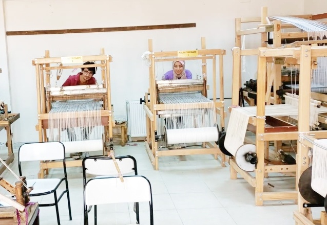 Halı Tasarımı öğrencileri kilim dokuyor