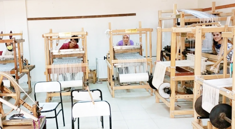 Halı Tasarımı öğrencileri kilim dokuyor
