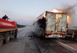 Halı yüklü TIR alev alev yandı