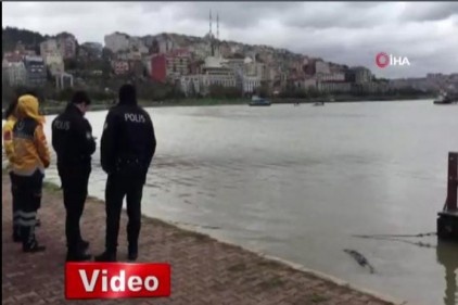 Haliç&#039;te yelkenli alabora oldu, yat kulübü öğrenciler kurtarıldı