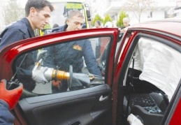 Halk otobüsü ile çarpışan otomobil çarpıştı