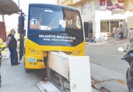 Halk otobüsü kaza yaptı 3 mahallenin interneti kesildi