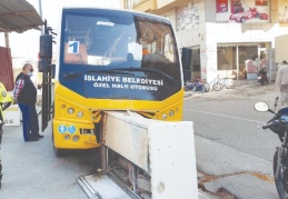 Halk otobüsü kaza yaptı 3 mahallenin interneti kesildi