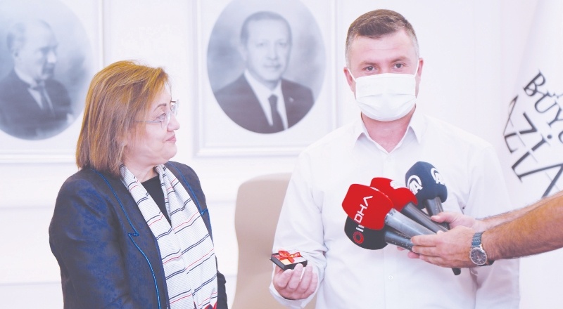 Halk otobüsü şoförü altınla ödüllendirildi