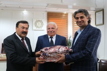 Halk otobüsünde kalp krizi geçiren yolcuyu hastaneye yetiştiren şoföre ödül verildi