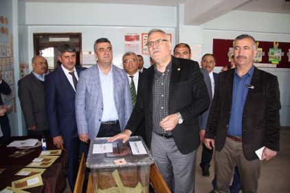 Halk oylamasında yüzde 51.21 evet, yüzde 48.79 hayır çıktı