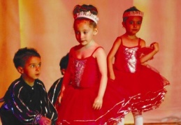 Halkoyunları gösterisi ile anne ve babalarının gönlünü fethettiler