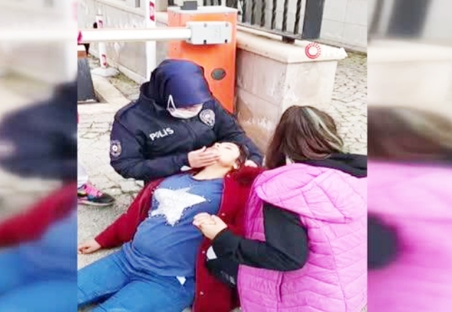 Hamile kadının yardımına polis yetişti