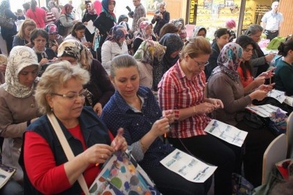 Hanımlar, örgüleriyle yarıştı