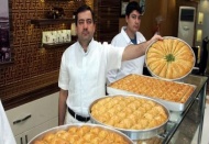 Harıl harıl baklava yetiştirmeye çalışıyorlar