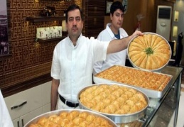 Harıl harıl baklava yetiştirmeye çalışıyorlar