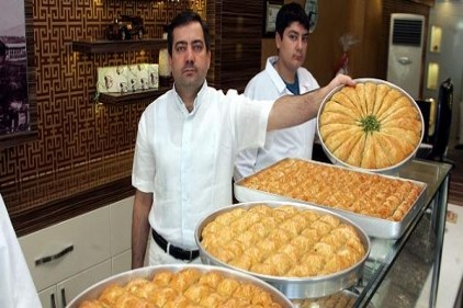 Harıl harıl baklava yetiştirmeye çalışıyorlar