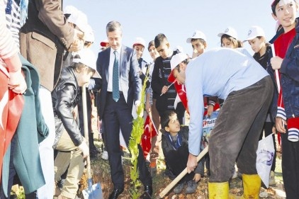 Hasan Kalyoncu Üniversitesi&#8217;nde ağaç dikildi 