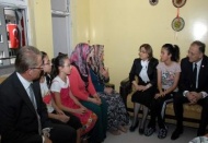 Hasar gören lojmanı ziyaret etti