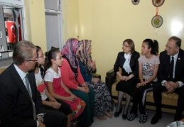 Hasar gören lojmanı ziyaret etti 