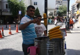 Haşlanmış mısır yaz aylarının yaz geçilme yiyeceği