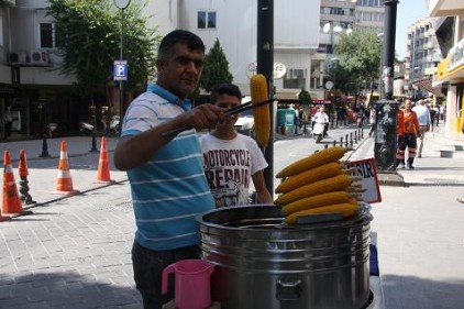 Haşlanmış mısır yaz aylarının yaz geçilme yiyeceği