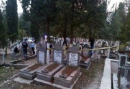 Hasretine dayanamadığı kızının mezarı başında kendini astı