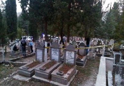 Hasretine dayanamadığı kızının mezarı başında kendini astı
