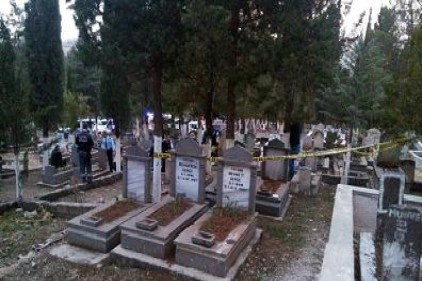 Hasretine dayanamadığı kızının mezarı başında kendini astı