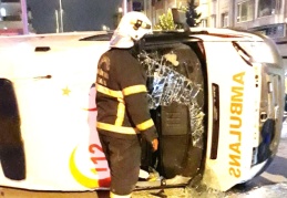 Hasta almaya giden ambulans kaza yaptı