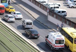 Hasta taşıyan ambulans, bayram trafiğine yakalandı 