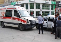 Hasta taşıyan ambulans kaza yaptı