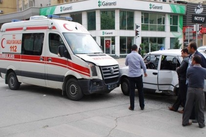 Hasta taşıyan ambulans kaza yaptı