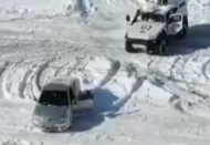 Hasta taşıyan otomobil kara saplandı