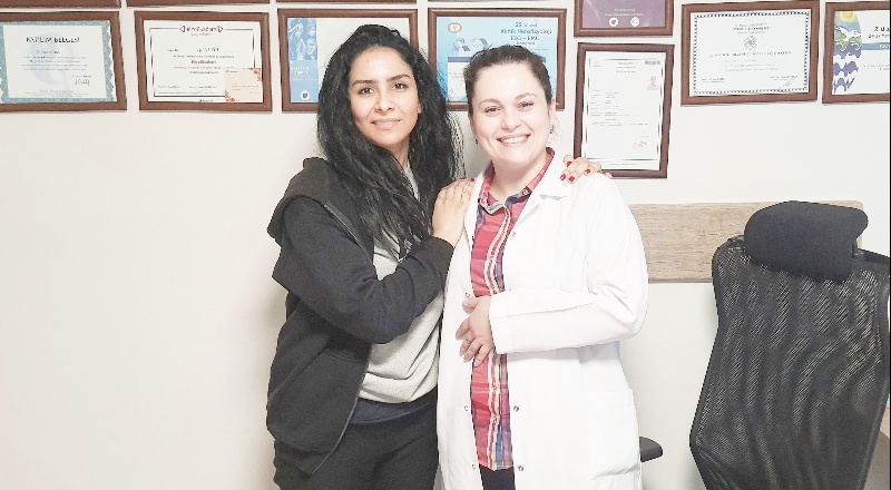 Hasta tekerlekli sandalye ile geldi, ülkesine yürüyerek döndü